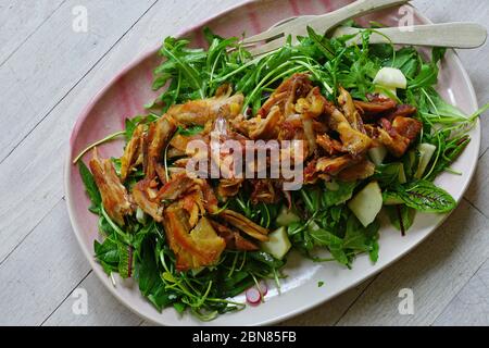 Une salade verte fraîche avec confit de canard, pommes et fromage Banque D'Images