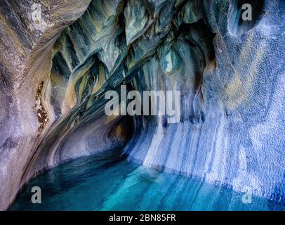 PUERTO RIO TRANQUILO, CHILI - VERS FÉVRIER 2019 : intérieur de grottes de marbre au-dessus du lac général Carrera près de Puerto Rio Tranquilo au Chili. Banque D'Images