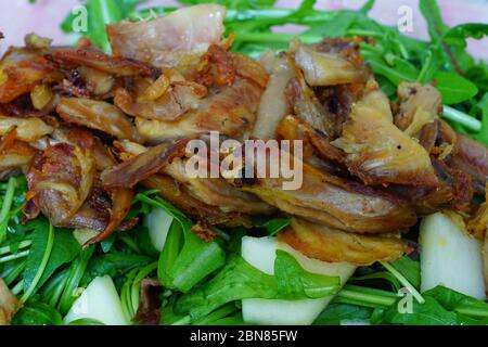 Une salade verte fraîche avec confit de canard, pommes et fromage Banque D'Images