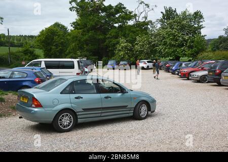 Le parking complet de West Stoke à Kingley Vale, dans le parc national de South Downs près de Chichester, West Sussex, après la détente des règles de confinement du coronavirus. Banque D'Images