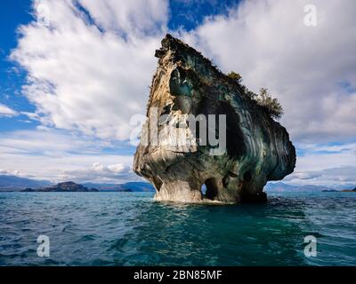 PUERTO RIO TRANQUILO, CHILI - VERS FÉVRIER 2019 : vue sur la chapelle de marbre (Capilla de Marmol) au-dessus du lac général Carrera près de Puerto Rio Tranquilo Banque D'Images