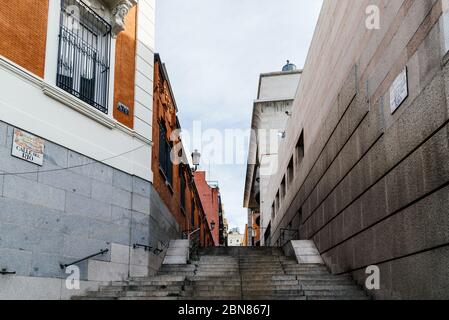 Madrid, Espagne - 1 novembre 2019 : vue sur les rues vides avec des marches dans le centre de Madrid. Rue del Rio, quartier Madrid de los Austrias Banque D'Images