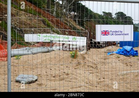 Un panneau indiquant « financé par le gouvernement britannique » et une bannière indiquant « réduction du risque d'inondation », par l'Agence pour l'environnement, Angleterre, Royaume-Uni Banque D'Images