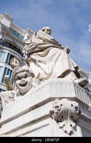 Statue de Calderon de la Barca par Joan Figueras Vila sur la Plaza de Santa Ana, Madrid, Espagne Banque D'Images