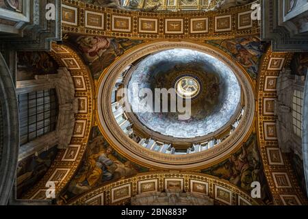 Vatican, Italie - 10 04 2018: À l'intérieur de la basilique Saint-Pierre ou San Pietro dans la Cité du Vatican, Rome, Italie. Vue grand angle sur le luxueux Renaissa Banque D'Images