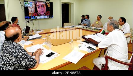 Jaipur, Inde. 10 mai 2020. Le ministre en chef du Rajasthan, Ashok Gehlot, interagit avec l'ancien ministre en chef, Vassundhara Raje, par le biais d'une vidéoconférence sur les questions liées à la pandémie du coronavirus, à Jaipur. (Photo de Sumit Saraswat/Pacific Press) crédit: Pacific Press Agency/Alay Live News Banque D'Images