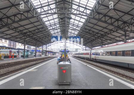 Lausanne, Suisse. 13 mai 2020. Tournage à l'intérieur (une plate-forme) de la station de Lausanne au début du déconditionnement lié à la pandémie du coronavirus (photo par Eric Dubost/Pacific Press) crédit: Pacific Press Agency/Alay Live News Banque D'Images