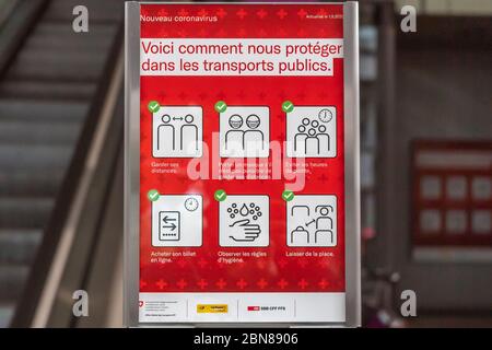 Lausanne, Suisse. 13 mai 2020. Une nouvelle affiche qui a été publiée par l'Office fédéral de la santé publique pour expliquer comment se protéger dans les transports publics liés au déconditionnement à la gare de Lausanne (photo par Eric Dubost/Pacific Press) crédit: Pacific Press Agency/Alay Live News Banque D'Images