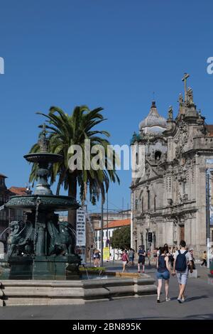 Praça de Carlos Alberto et célèbres églises jumelles - Eglise Carmélite et Eglise Carmo à Porto, Portugal Banque D'Images