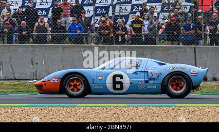 Le Mans / France - juin 15-16 2019 : 24 heures du Mans, sur la piste de course 24 heures du Mans avec Ford GT 40 et Jacky Ickx en voiture avant le début Banque D'Images