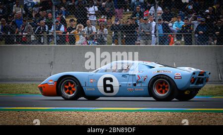 Le Mans / France - juin 15-16 2019 : 24 heures du Mans, sur la piste de course 24 heures du Mans avec Ford GT 40 et Jacky Ickx en voiture avant le début Banque D'Images