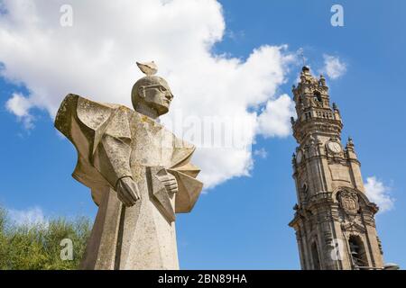 Antonio Ferreira Gomes monument et célèbre Tour Clerigos à Porto, Portugal Banque D'Images