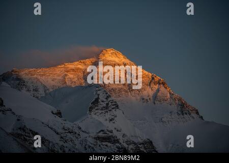 (200513) -- CAMP DE BASE DU MONT QOMOLANGMA, 13 mai 2020 (Xinhua) -- photo prise le 4 mai 2020 montre le mont Qomolangma au coucher du soleil. (Xinhua/Sun Fei) Banque D'Images