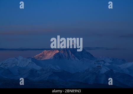 (200513) -- CAMP DE BASE DU MONT QOMOLANGMA, 13 mai 2020 (Xinhua) -- photo prise le 25 avril 2020 montre le mont Qomolangma au lever du soleil. (Xinhua/Sun Fei) Banque D'Images