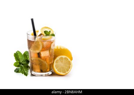 Thé glacé avec citron dans le verre isolé sur fond blanc. Espace de copie Banque D'Images