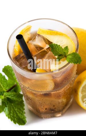 Thé glacé avec citron dans le verre isolé sur fond blanc Banque D'Images