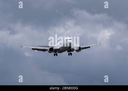 L'avion à réaction de fret Boeing 737 EI-STJ d'ASL Airlines arrive avec le fret d'un entrepôt Amazon à l'aéroport de Londres Southend au Royaume-Uni par mauvais temps Banque D'Images