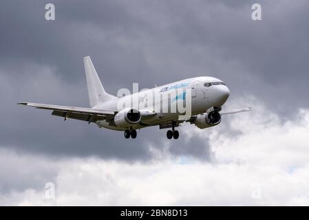 L'avion à réaction de fret Boeing 737 EI-STJ d'ASL Airlines arrive avec le fret d'un entrepôt Amazon à l'aéroport de Londres Southend au Royaume-Uni par mauvais temps Banque D'Images