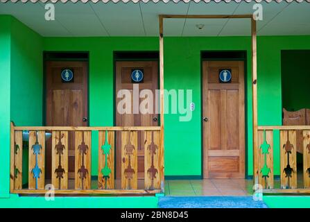 TOILETTES PUBLIQUES. TORTUGUERO. PARQUE NACIONAL TORTUGUERO. COSTA ATLÁNTICA. COSTA RICA. AMÉRIQUE CENTRALE Banque D'Images