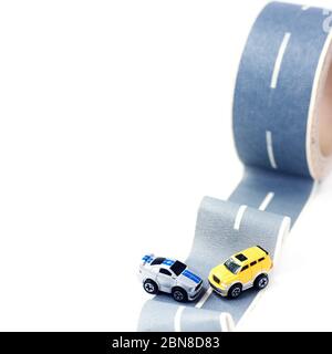 Accidents de voiture sur route accidentée. Deux modèles de jouets sur ruban adhésif. Route glissante ou irrégulière. Assurance. Incident Banque D'Images