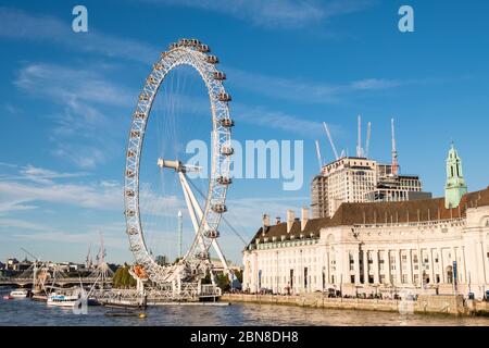 The London Eye and County Hall, sur la rive sud de la Tamise, Londres, Royaume-Uni Banque D'Images