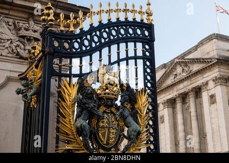 Gros plan des portes d'entrée menant au palais de Buckingham, Londres, Angleterre Banque D'Images