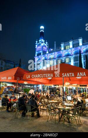 Cafe tables dans la Plaza de Santa Ana à l'Hôtel Reina Victoria en arrière-plan, le centre de Madrid, Espagne Banque D'Images