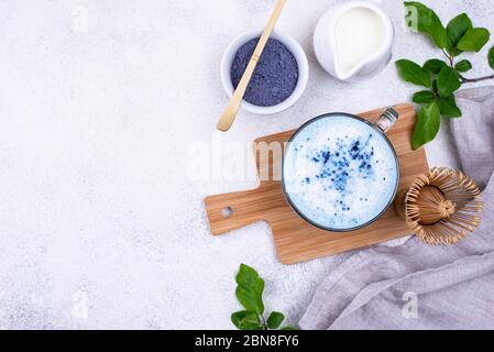 Latte matcha bleu avec lait Banque D'Images