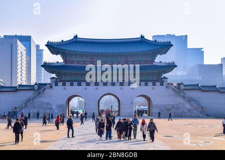 Séoul, Corée du Sud 1/9/2020 touristes visitent le Palais Gyeongbokgung, le principal palais royal de la dynastie Joseon. Banque D'Images