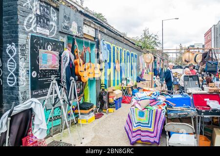 De vieilles guitares en vente sur le marché de fuite près de Brick Lane à Shoreditch Banque D'Images