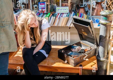 Ancien joueur de gramophone à enroulement portable au marché du dimanche de Brick Lane dans l'est de Londres, Angleterre, Royaume-Uni Banque D'Images