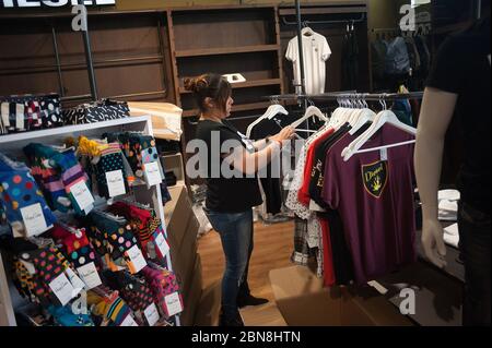 Malaga, Espagne. 13 mai 2020. Un employé travaillant dans un magasin fermé de vêtements « FC&CO » avant de rouvrir pendant le confinement partiel après le début de la phase 1 dans certaines villes.l'Espagne passe par un plan de réduction vers une « nouvelle normalité » en assouplissant les mesures résultant de l'épidémie de COVID-19, dans des villes comme Madrid, Barcelone, Malaga ou Grenade continuent dans la phase 0 en raison des avis épidémiologiques des autorités sanitaires. Crédit: Jesus Merida/SOPA Images/ZUMA Wire/Alay Live News Banque D'Images