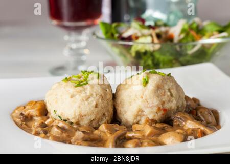 Boulette de pain avec une sauce aux champignons Banque D'Images