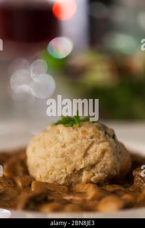 Boulette de pain avec une sauce aux champignons Banque D'Images