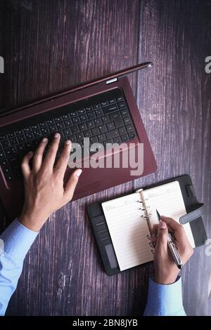 Vue de dessus de l'homme dactylographiant sur ordinateur portable. Banque D'Images