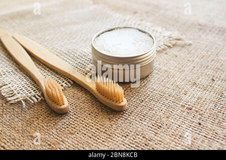 Deux brosses à dents en bambou naturel et dentifrice en kaolin sur fond rustique en toile de fond avec espace de copie. Style de vie durable et concept sans plastique, zer Banque D'Images