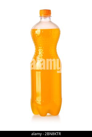 Boisson gazeuse ou boisson gazeuse orange dans un flacon en plastique isolé sur fond blanc avec un passe-cheveux Banque D'Images