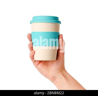 Tasse à café en bambou réutilisable avec support en silicone dans la main femelle. Isolé sur blanc. Un style de vie sans gaspillage. Banque D'Images