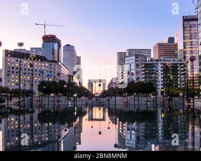 Les gratte-ciels modernes de la Défense, Paris, France, à Dusk, se reflétant dans un artificiel au bord de la place Banque D'Images