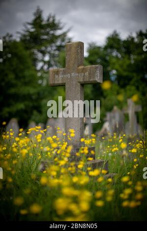 West Norwood, Royaume-Uni. 13 mai 2020. Une vieille tombe croisée avec la gravure « In Loving Memory of » au West Norwood Cemetery, dans le sud de Londres, en Angleterre. Le cimetière de West Norwood est un cimetière rural de 40 hectares situé à West Norwood, à Londres, en Angleterre. Il était également connu sous le nom de cimetière métropolitain du Sud. Le cimetière contient 52 tombes de guerre du Commonwealth de la Seconde Guerre mondiale et 136 de la première Guerre mondiale (photo de Sam Mellish / Alamy Live News) Banque D'Images