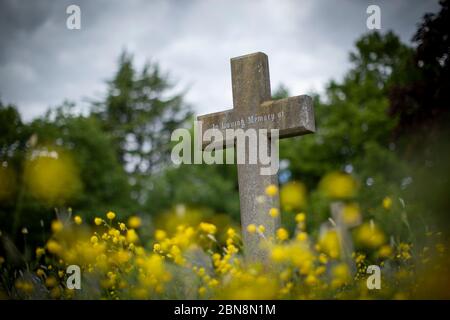 West Norwood, Royaume-Uni. 13 mai 2020. Une vieille tombe croisée avec la gravure « In Loving Memory of » au West Norwood Cemetery, dans le sud de Londres, en Angleterre. Le cimetière de West Norwood est un cimetière rural de 40 hectares situé à West Norwood, à Londres, en Angleterre. Il était également connu sous le nom de cimetière métropolitain du Sud. Le cimetière contient 52 tombes de guerre du Commonwealth de la Seconde Guerre mondiale et 136 de la première Guerre mondiale (photo de Sam Mellish / Alamy Live News) Banque D'Images