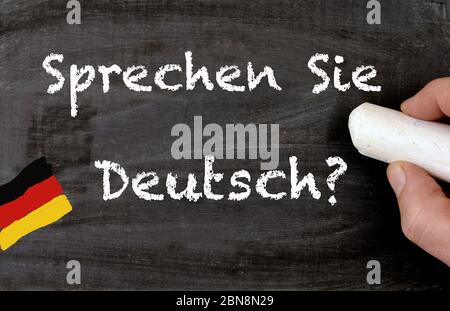 Main écriture sprechen sie deutsch en allemand, traduire parlez-vous allemand, sur un tableau noir Banque D'Images