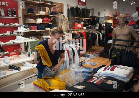 Malaga, Espagne. 13 mai 2020. Un employé travaillant dans un magasin fermé de vêtements « FC&CO » avant de rouvrir pendant le confinement partiel après le début de la phase 1 dans certaines villes.l'Espagne passe par un plan de réduction de la « normalité » en assouplissant les mesures résultant de l'épidémie de COVID-19, dans des villes comme Madrid, Barcelone, Malaga ou Grenade continuent dans la phase 0 en raison des avis épidémiologiques des autorités sanitaires. Crédit : SOPA Images Limited/Alamy Live News Banque D'Images