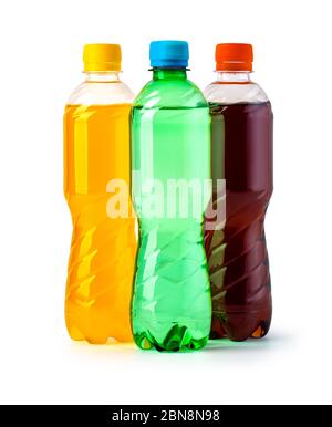 Trois bouteilles en plastique de boisson non alcoolisée isolées sur blanc avec un passe-cheveux Banque D'Images
