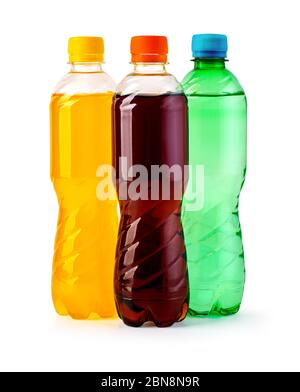 Trois bouteilles en plastique de boisson non alcoolisée isolées sur blanc avec un passe-cheveux Banque D'Images