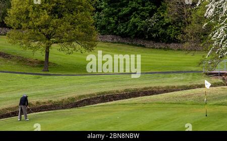Harrogate, North Yorkshire, Royaume-Uni. 13 mai 2020. Jour VE. Les parcours de golf ont rouvert aujourd'hui dans le cadre de l'assouplissement des restrictions de verrouillage. Crédit: ernesto rogata/Alay Live News Banque D'Images