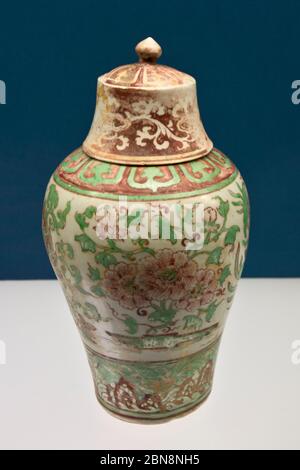 Porcelaine chinoise : vase couvert de style « eiping » avec motif floral en émaux - dynastie Ming, Zhengtong - Tianshun Reign (1436-1464). Musée de Shanghai Banque D'Images