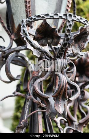 Portes en fer forgé ornemental, forgeage, éléments forgés close-up. Banque D'Images
