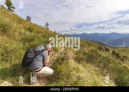 Le photographe de voyage prend une photo depuis la tournière Banque D'Images