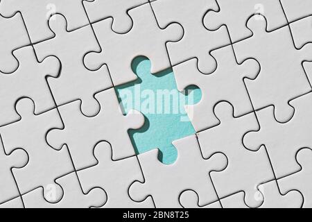 Fond de puzzle blanc avec pièce manquante. Vue de dessus Banque D'Images